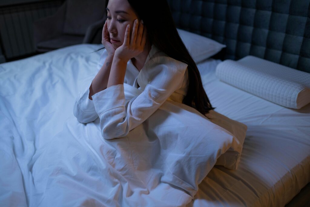 Insomnies et sueurs nocturnes : retrouver un sommeil réparateur pexels cottonbro 6941117