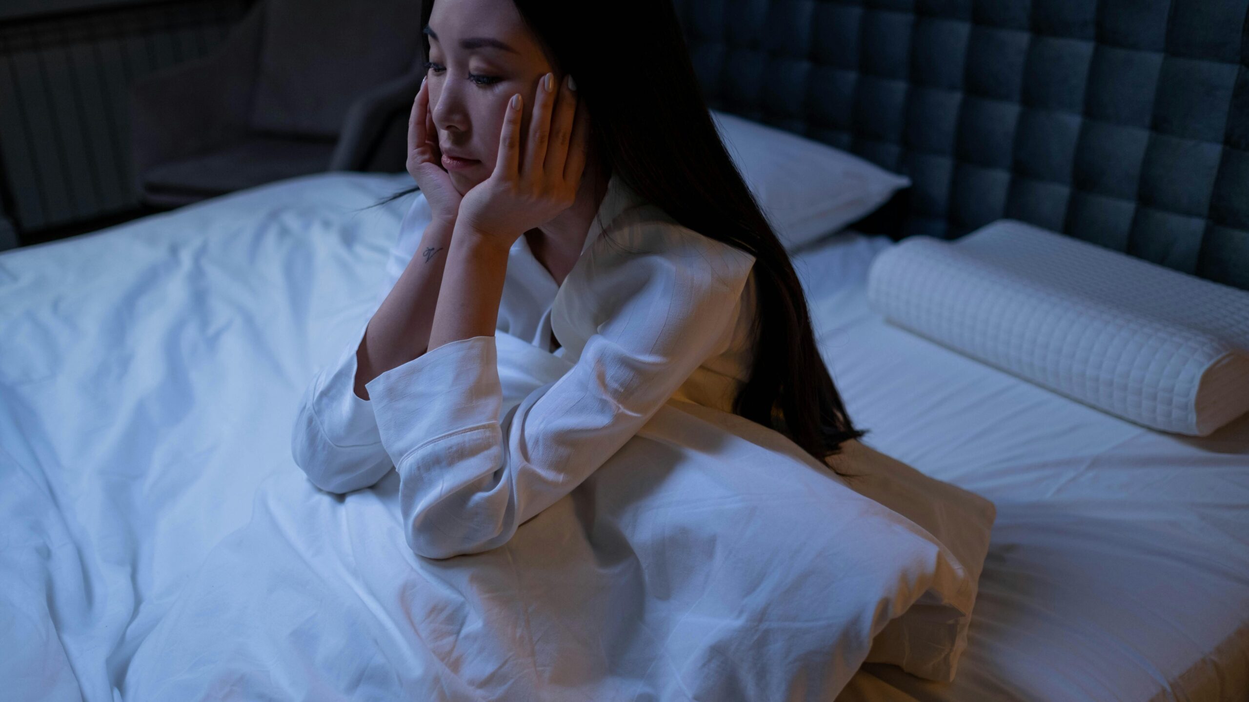 Insomnies et sueurs nocturnes : retrouver un sommeil réparateur pexels cottonbro 6941117